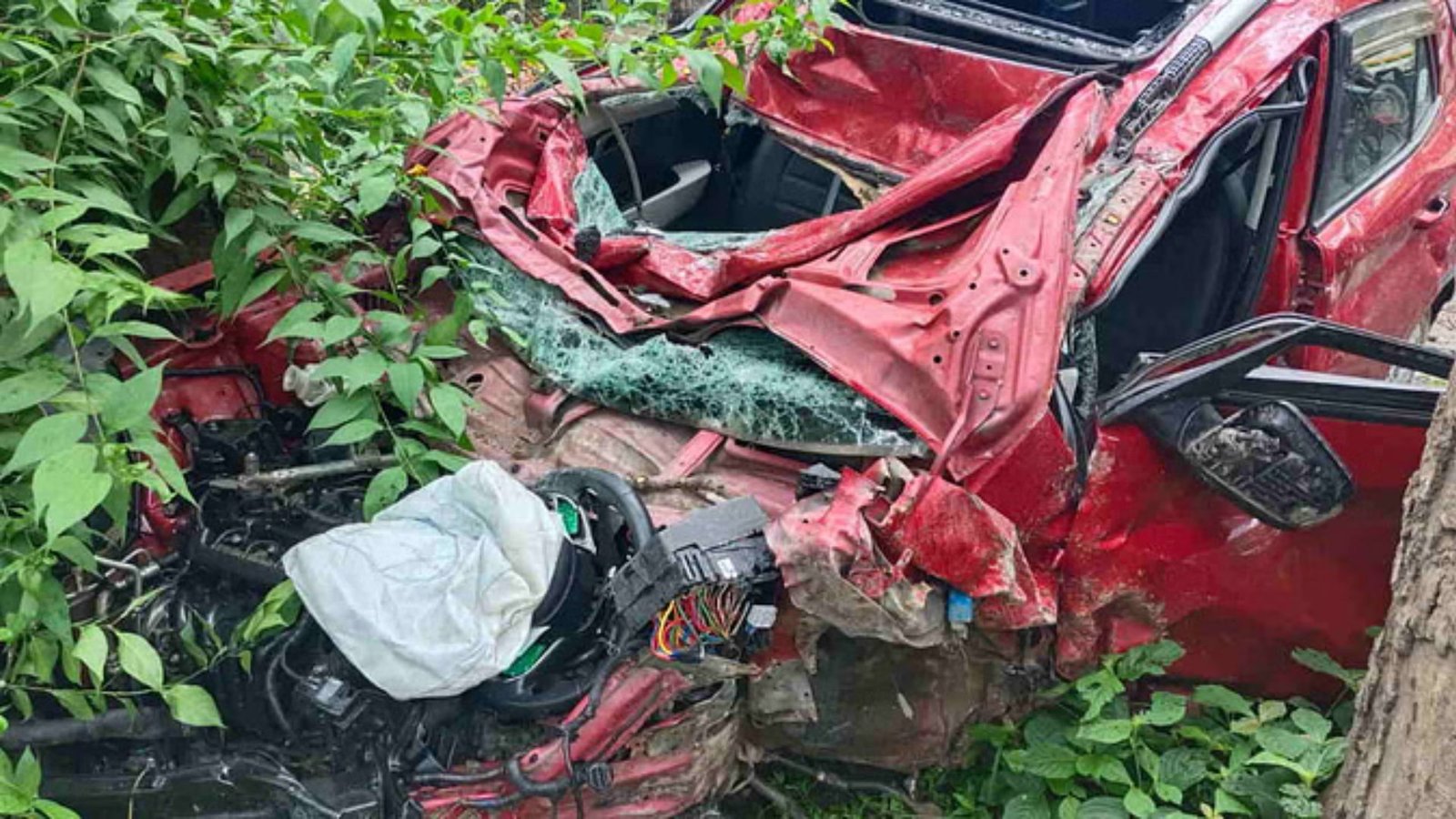 धूलकोट के जंगल में नेशनल हाईवे पर पलटी तेज रफ्तार कार