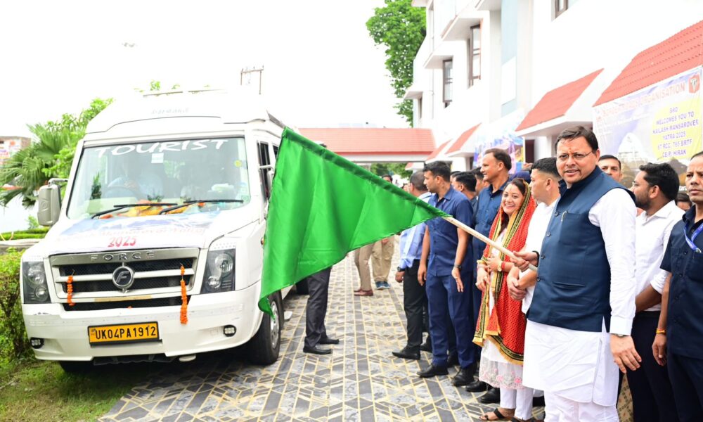 टनकपुर से पहली बार शुरू हुई कैलाश मानसरोवर यात्रा, सीएम धामी ने जत्थे को दिखाई हरी झंडी