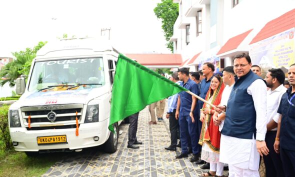 टनकपुर से पहली बार शुरू हुई कैलाश मानसरोवर यात्रा, सीएम धामी ने जत्थे को दिखाई हरी झंडी