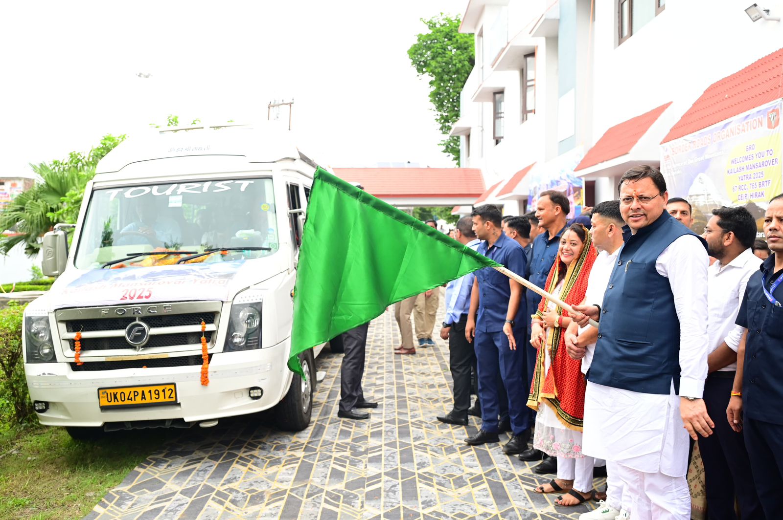 टनकपुर से पहली बार शुरू हुई कैलाश मानसरोवर यात्रा, सीएम धामी ने जत्थे को दिखाई हरी झंडी