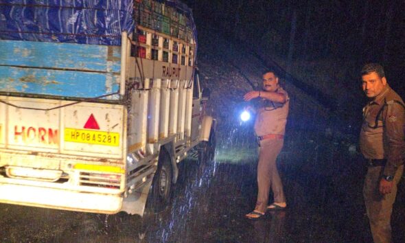 लालढांग-इच्छाड़ी मार्ग बंद, भूस्खलन में 40 से ज्यादा वाहन फंसे, SDRF अलर्ट पर!