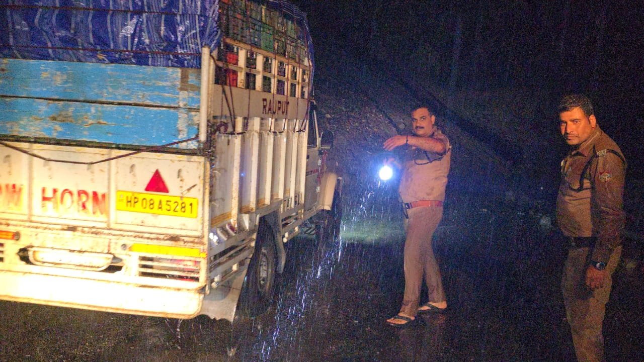 लालढांग-इच्छाड़ी मार्ग बंद, भूस्खलन में 40 से ज्यादा वाहन फंसे, SDRF अलर्ट पर!
