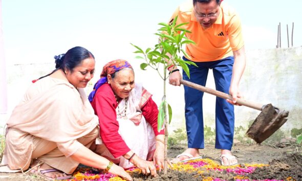 हरेला पर सीएम धामी ने मां संग किया वृक्षारोपण, ‘एक पेड़ माँ के नाम’ को जन आंदोलन बनाने की अपील