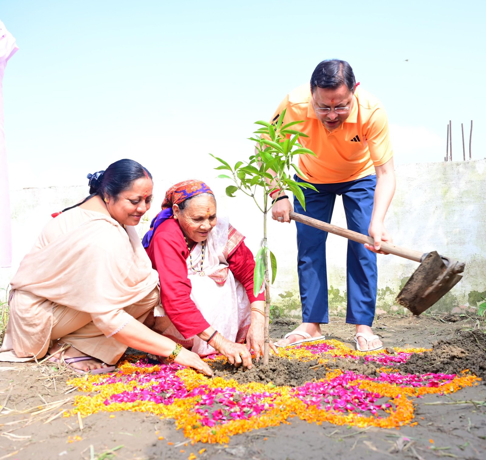 हरेला पर सीएम धामी ने मां संग किया वृक्षारोपण, ‘एक पेड़ माँ के नाम’ को जन आंदोलन बनाने की अपील हरेला पर सीएम धामी ने मां संग किया वृक्षारोपण, ‘एक पेड़ माँ के नाम’ को जन आंदोलन बनाने की अपील