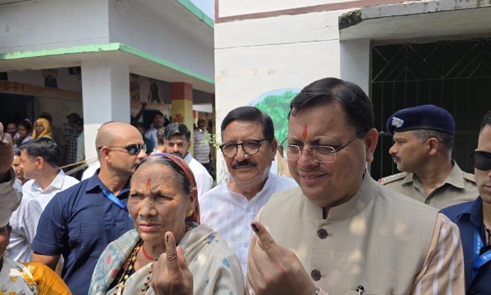 मुख्यमंत्री पुष्कर सिंह धामी ने अपनी माता जी के साथ नगला तराई में डाला वोट लोकतंत्र के पर्व में परिवार सहित निभाई भागीदारी