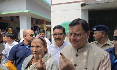 मुख्यमंत्री पुष्कर सिंह धामी ने अपनी माता जी के साथ नगला तराई में डाला वोट लोकतंत्र के पर्व में परिवार सहित निभाई भागीदारी