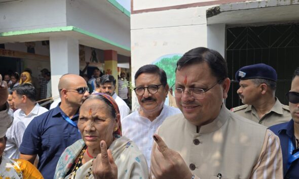 मुख्यमंत्री पुष्कर सिंह धामी ने अपनी माता जी के साथ नगला तराई में डाला वोट लोकतंत्र के पर्व में परिवार सहित निभाई भागीदारी