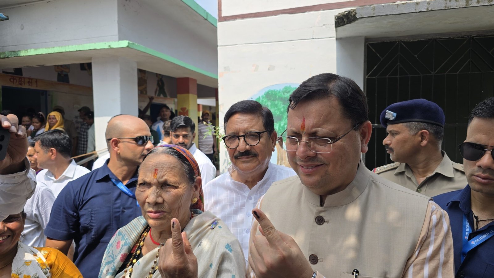 मुख्यमंत्री पुष्कर सिंह धामी ने अपनी माता जी के साथ नगला तराई में डाला वोट लोकतंत्र के पर्व में परिवार सहित निभाई भागीदारी