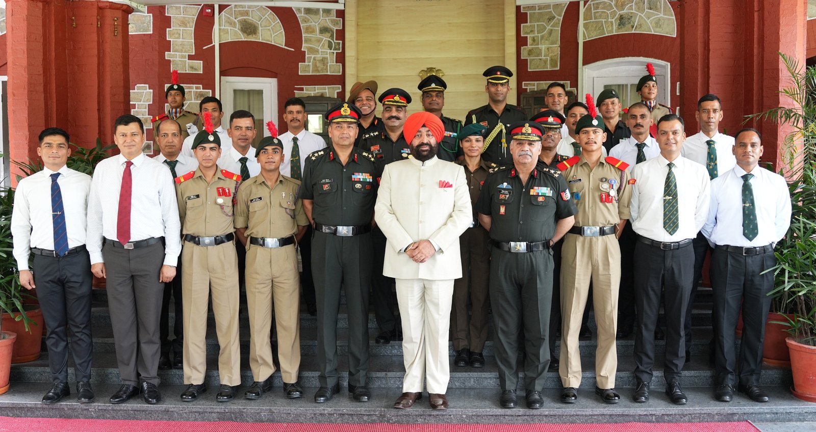 राज्यपाल ने माउंट एवरेस्ट विजेता सेना के जवानों और एनसीसी कैडेट्स को किया सम्मानित