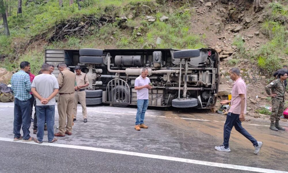 सेना की बस पलटी, 31 जवान सवार, कई घायल