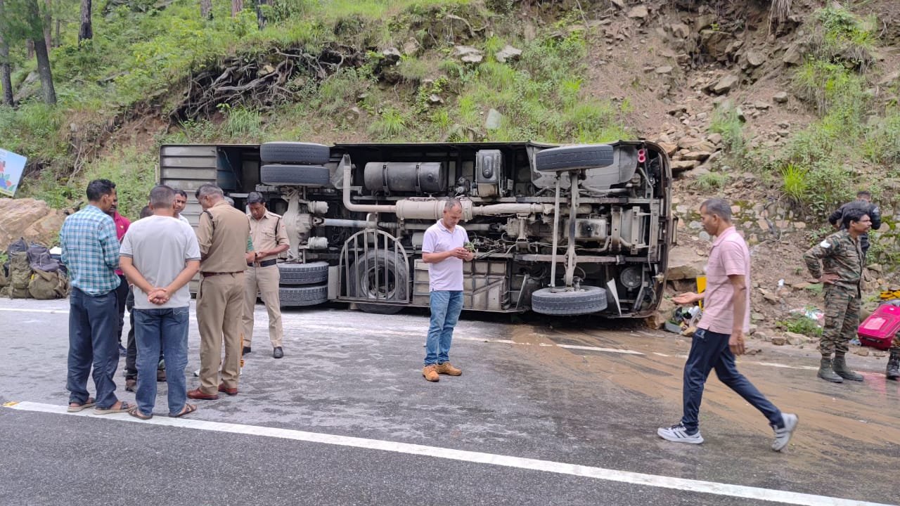 सेना की बस पलटी, 31 जवान सवार, कई घायल सेना की बस पलटी, 31 जवान सवार, कई घायल
