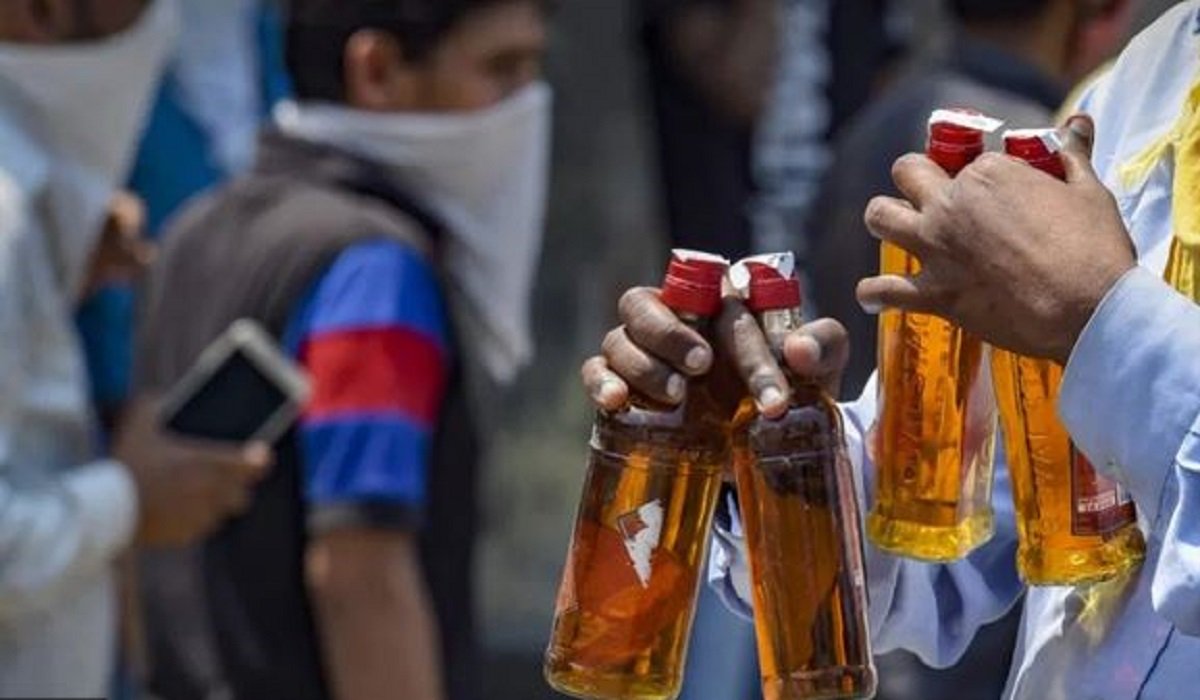 अवैध शराब के खिलाफ पुलिस की सख्ती, कोर्ट आदेश पर नष्ट की 42 बोतलें