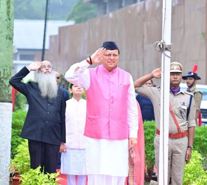 मुख्यमंत्री धामी ने मुख्यमंत्री आवास में किया ध्वजारोहण, धराली आपदा पीड़ितों को दी श्रद्धांजलि
