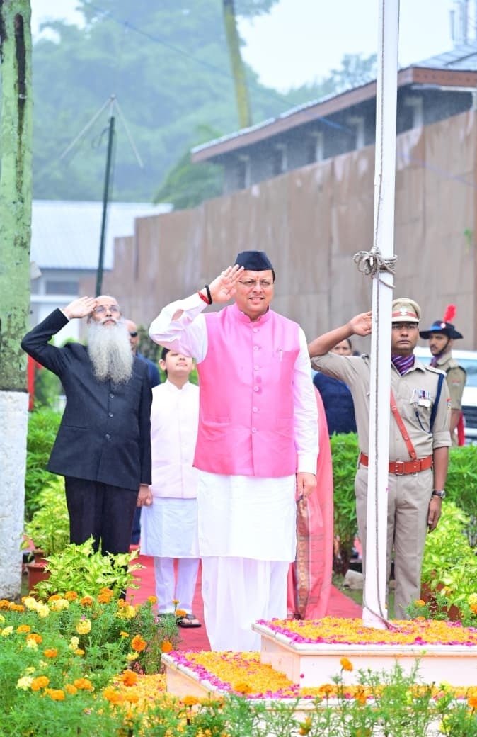 मुख्यमंत्री धामी ने मुख्यमंत्री आवास में किया ध्वजारोहण, धराली आपदा पीड़ितों को दी श्रद्धांजलि