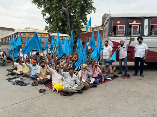बस स्टैंड पर यात्रियों की भारी भीड़, लोगों को झेलनी पड़ी परेशानी
