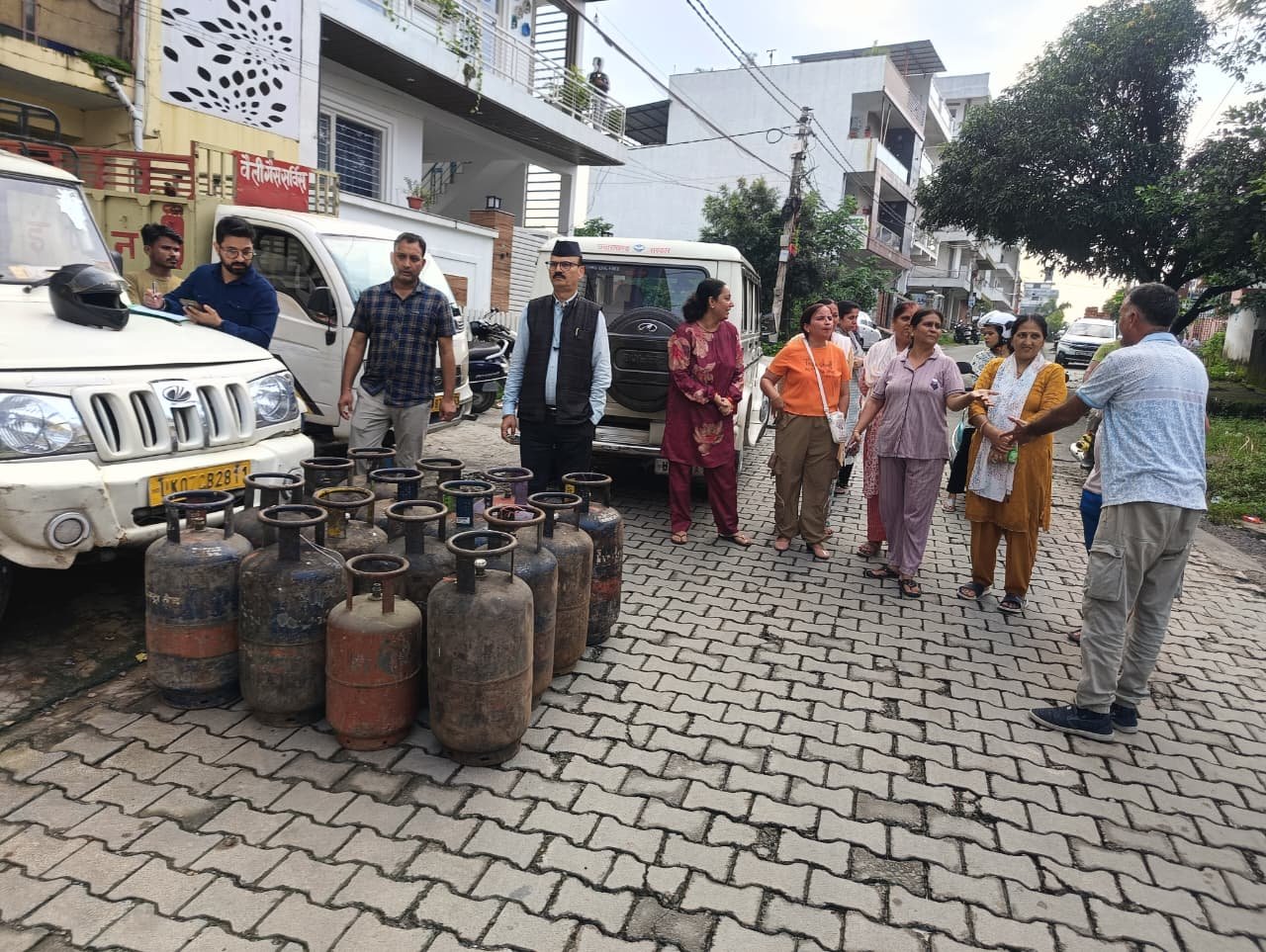 देहरादून में अवैध गैस रिफिलिंग का भंडाफोड़, 36 सिलेंडर जब्त, डीएम के आदेश पर बड़ी कार्रवाई l देहरादून में अवैध गैस रिफिलिंग का भंडाफोड़, 36 सिलेंडर जब्त, डीएम के आदेश पर बड़ी कार्रवाई l