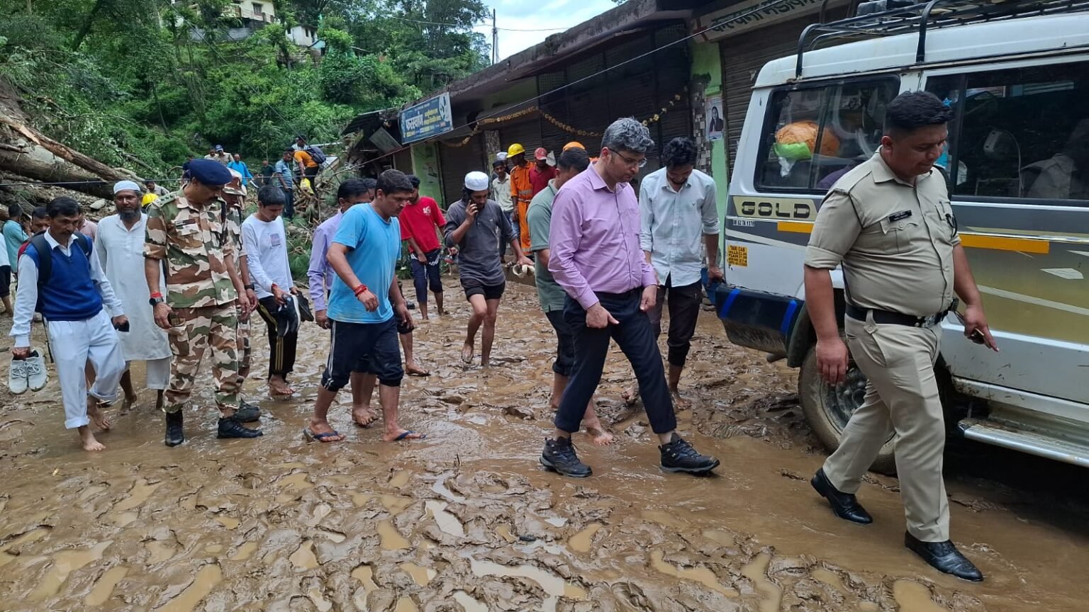 चमोली के थराली में फटे बादल- भारी बारिश के बीच डीएम मौके पर, राहत टीमें सक्रिय चमोली के थराली में फटे बादल- भारी बारिश के बीच डीएम मौके पर, राहत टीमें सक्रिय