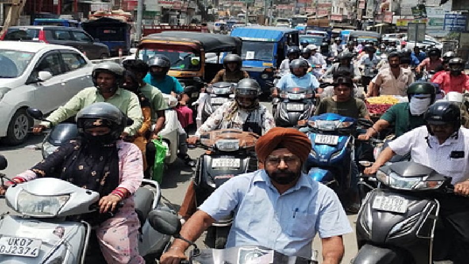 बिना हेलमेट 42 बार पकड़ा गया शख्स, फिर भी न सुधरा, अब ऐसे युवकों के लिए RTO का बड़ा एक्शन प्लान, जानिए l बिना हेलमेट 42 बार पकड़ा गया शख्स, फिर भी न सुधरा, अब ऐसे युवकों के लिए RTO का बड़ा एक्शन प्लान, जानिए l