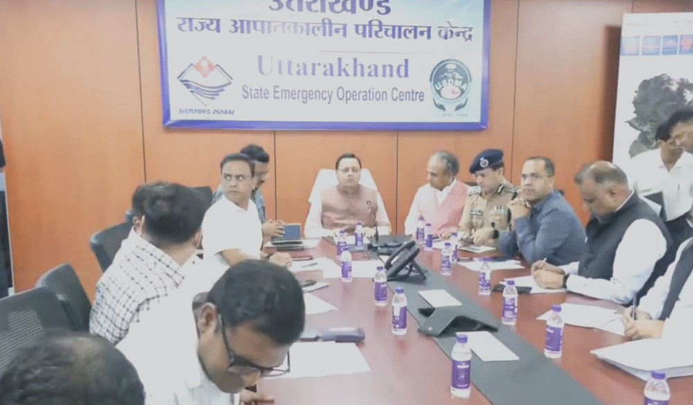 राज्य आपातकालीन परिचालन केंद्र पहुंचे मुख्यमंत्री धामी, राहत कार्यों की ली समीक्षा