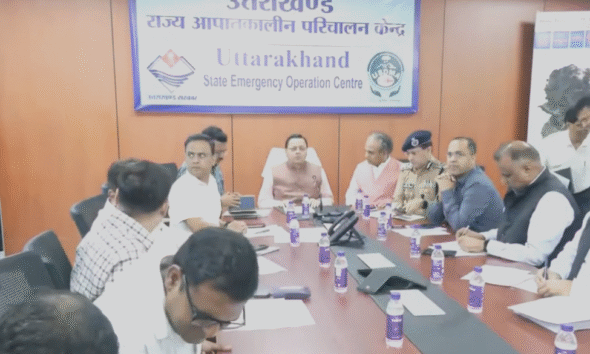 राज्य आपातकालीन परिचालन केंद्र पहुंचे मुख्यमंत्री धामी, राहत कार्यों की ली समीक्षा