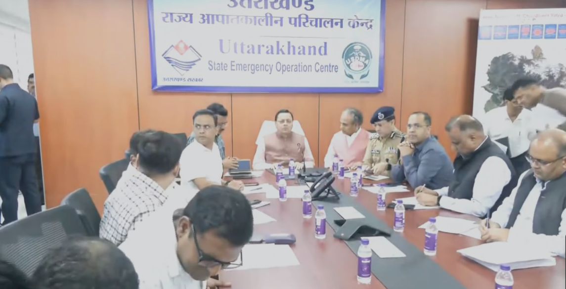 राज्य आपातकालीन परिचालन केंद्र पहुंचे मुख्यमंत्री धामी, राहत कार्यों की ली समीक्षा राज्य आपातकालीन परिचालन केंद्र पहुंचे मुख्यमंत्री धामी, राहत कार्यों की ली समीक्षा