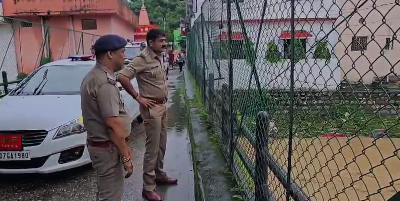 देहरादून में भारी बारिश का अलर्ट, प्रशासन अलर्ट मोड में — स्कूल बंद, QRT टीमें तैनात