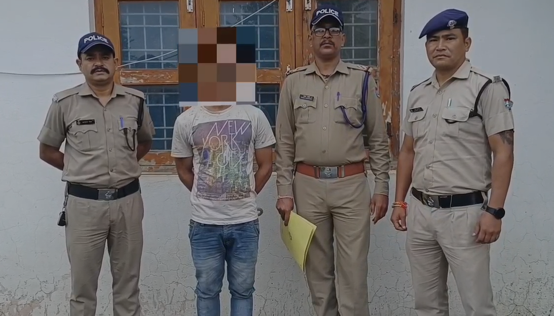 नानी-नानाजी से लूट और मारपीट करने वाला ₹10,000 इनामी अभियुक्त गिरफ्तार नानी-नानाजी से लूट और मारपीट करने वाला ₹10,000 इनामी अभियुक्त गिरफ्तार