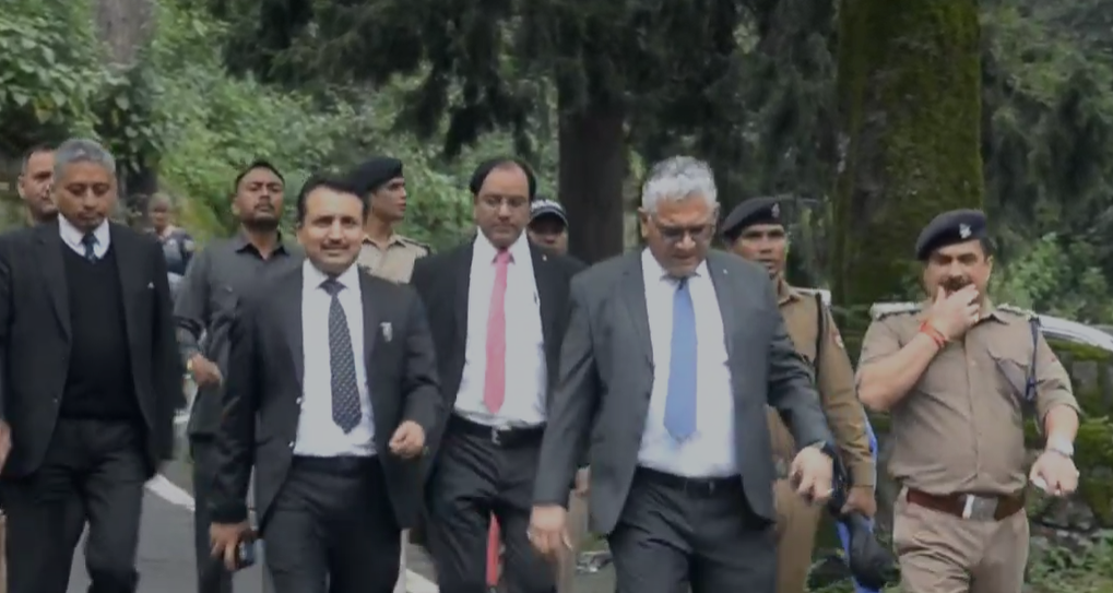 पैदल चलकर पहुंचे कोर्ट, युवाओं को दी राष्ट्र निर्माण की प्रेरणा