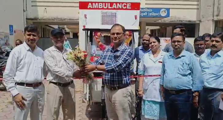 समाजसेवी ने ई-रिक्शा को एम्बुलेंस में बदलकर रुड़की सिविल अस्पताल को भेंट किया l समाजसेवी ने ई-रिक्शा को एम्बुलेंस में बदलकर रुड़की सिविल अस्पताल को भेंट किया l