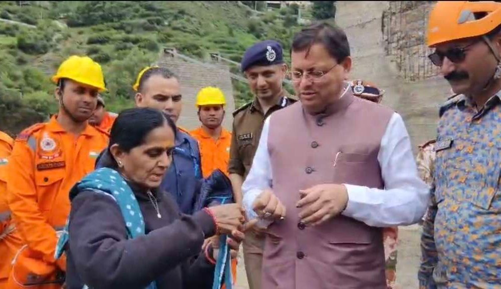 “मेरे लिए आप भगवान श्रीकृष्ण जैसे” — बहन ने फाड़ी साड़ी से सीएम धामी को बांधी राखी l