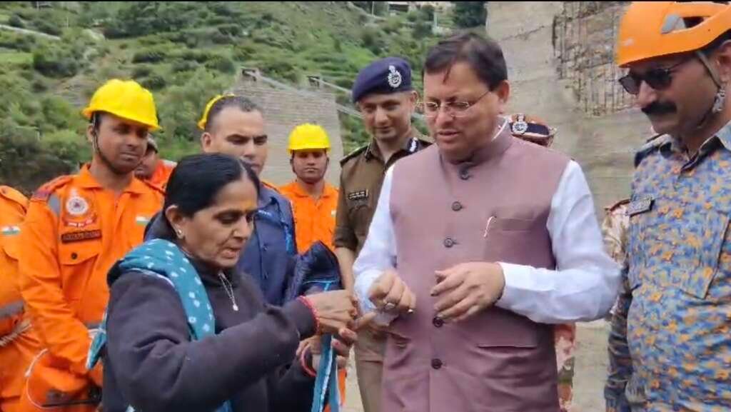 “मेरे लिए आप भगवान श्रीकृष्ण जैसे” — बहन ने फाड़ी साड़ी से सीएम धामी को बांधी राखी l