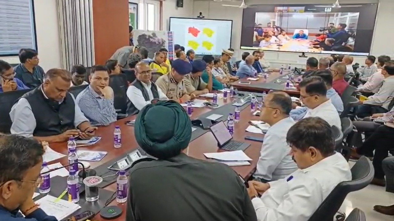 सीएम धामी के निर्देश पर स्वास्थ्य विभाग अलर्ट, ICU बेड और मानसिक स्वास्थ्य टीम तैनात! सीएम धामी के निर्देश पर स्वास्थ्य विभाग अलर्ट, ICU बेड और मानसिक स्वास्थ्य टीम तैनात!
