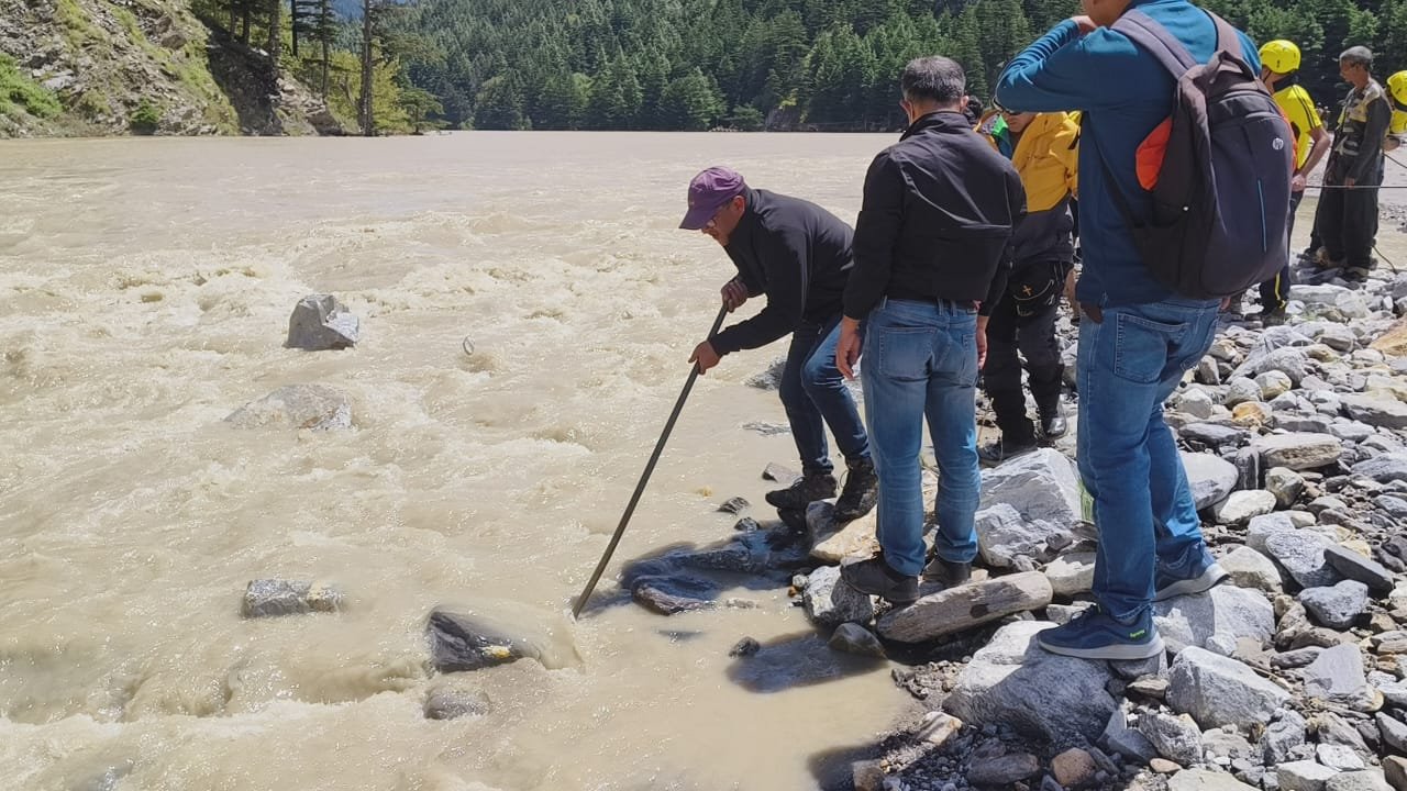 धराली-हर्षिल में आपदा के बाद भागीरथी पर बनी झील को खोलने के प्रयास तेज, जिलाधिकारी खुद संभाल रहे मोर्चा धराली-हर्षिल में आपदा के बाद भागीरथी पर बनी झील को खोलने के प्रयास तेज, जिलाधिकारी खुद संभाल रहे मोर्चा