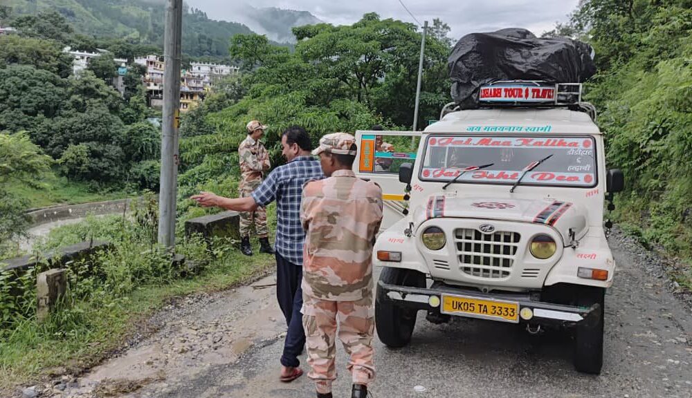 पिथौरागढ़ में मूसलाधार बारिश से भूस्खलन- 32 सड़कें ठप, यात्री, स्कूली बच्चे और ITBP के जवान भी रास्ते में फंसे!