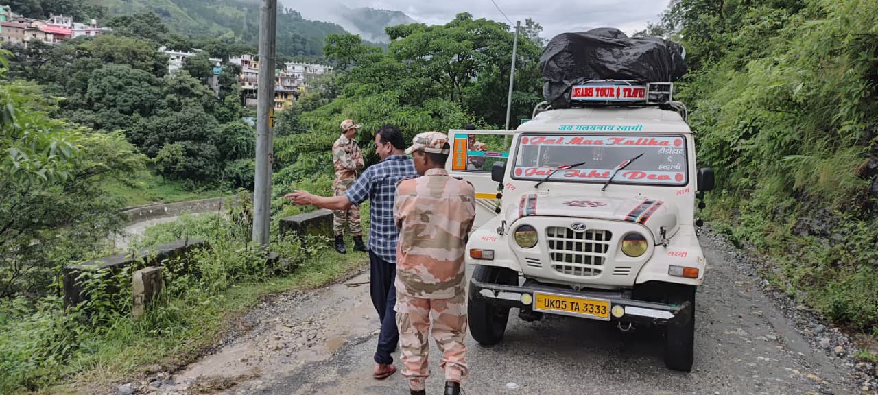 पिथौरागढ़ में मूसलाधार बारिश से भूस्खलन- 32 सड़कें ठप, यात्री, स्कूली बच्चे और ITBP के जवान भी रास्ते में फंसे!
