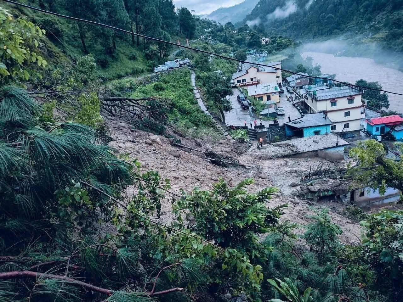 चमोली के थराली में तीन जगह बादल फटे, मचा हाहाकार चमोली के थराली में तीन जगह बादल फटे, मचा हाहाकार