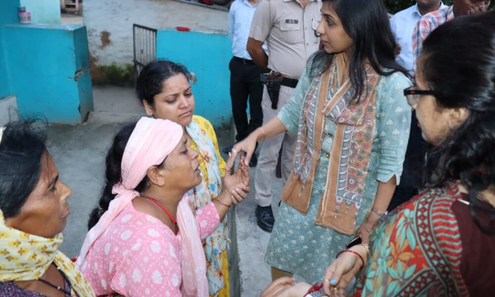 जितेंद्र आत्महत्या मामले में DM-SSP ने परिजनों से की मुलाकात, मुख्यमंत्री धामी ने फोन पर की बातचीत