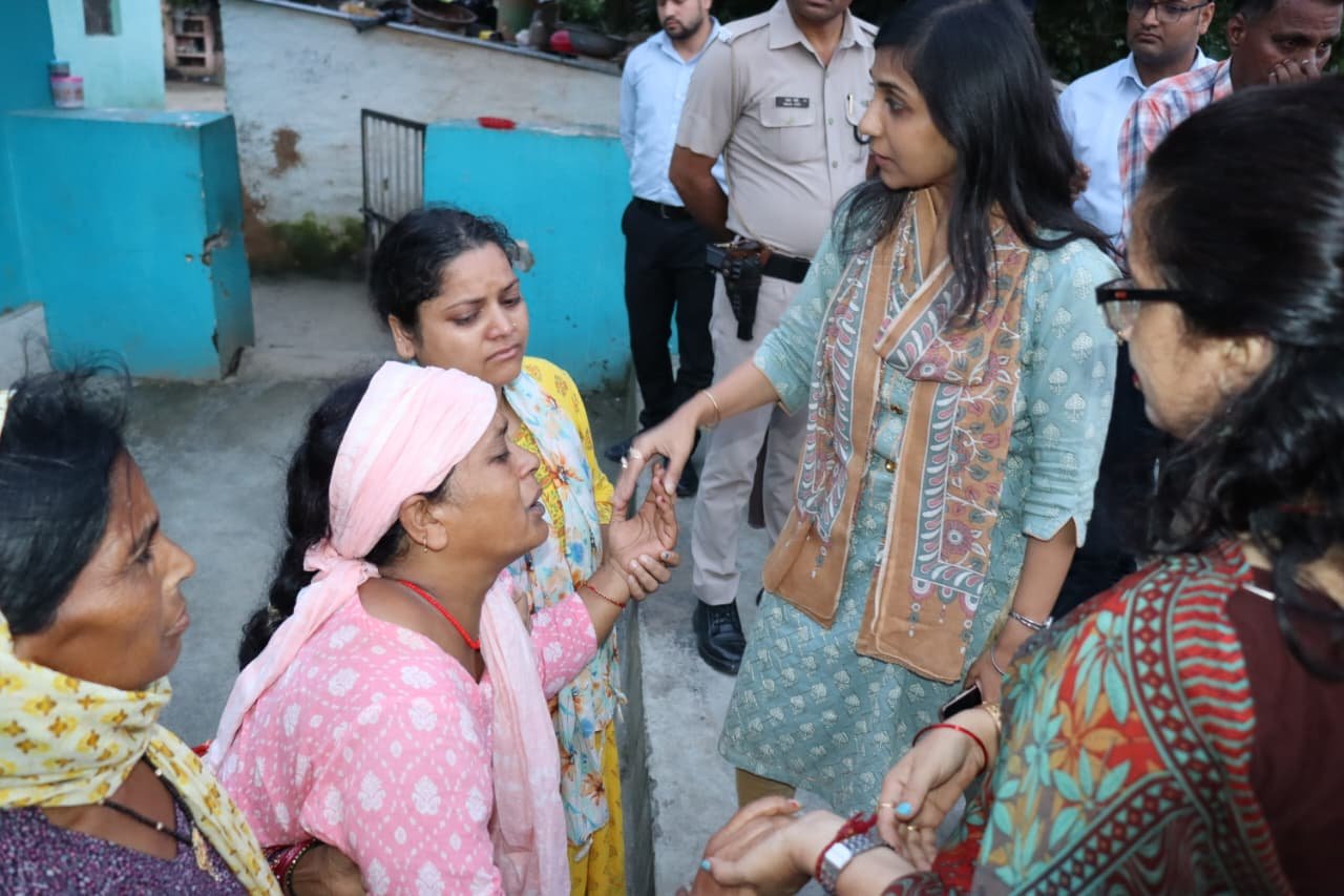 जितेंद्र आत्महत्या मामले में DM-SSP ने परिजनों से की मुलाकात, मुख्यमंत्री धामी ने फोन पर की बातचीत जितेंद्र आत्महत्या मामले में DM-SSP ने परिजनों से की मुलाकात, मुख्यमंत्री धामी ने फोन पर की बातचीत