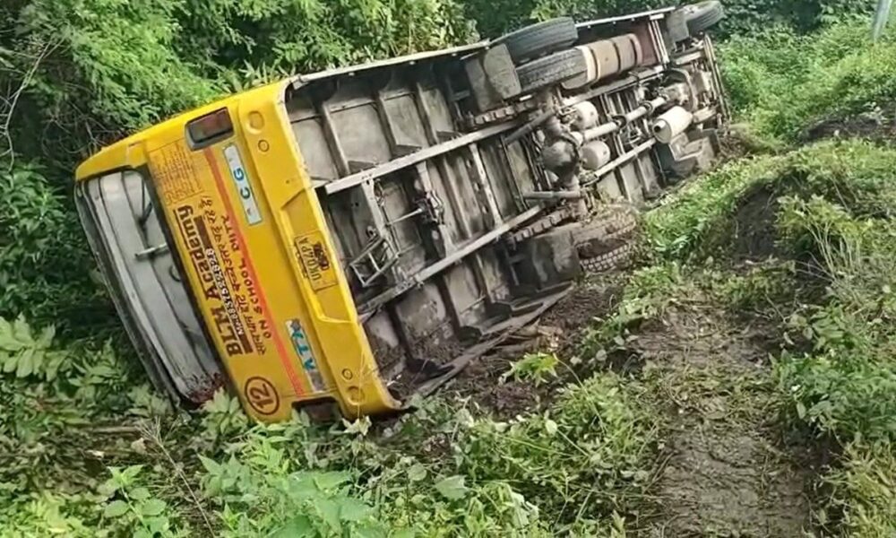 हल्द्वानी में स्कूल बस पलटी, बच्चों की चीख-पुकार से मचा हड़कंप l