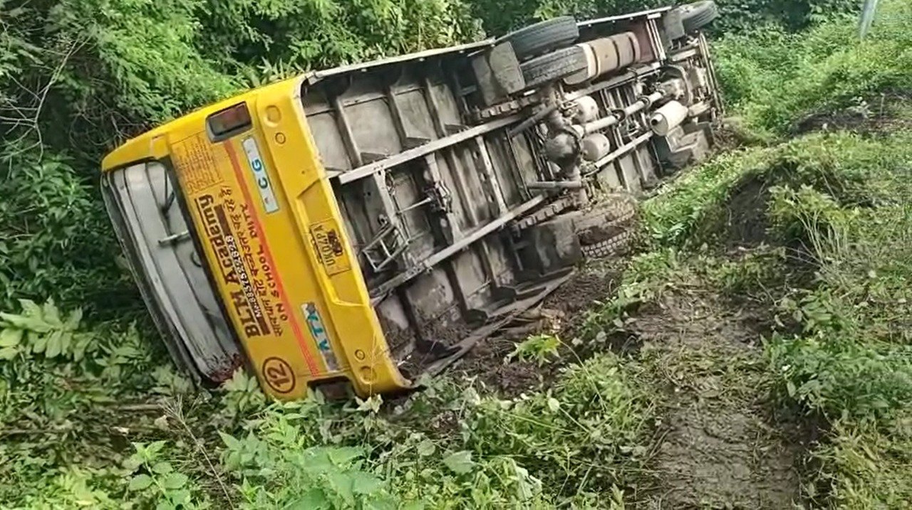 हल्द्वानी में स्कूल बस पलटी, बच्चों की चीख-पुकार से मचा हड़कंप l