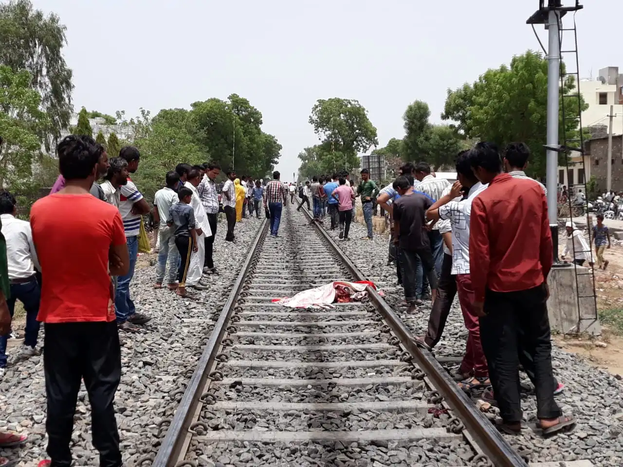 खांडगांव फ्लाईओवर के पास महिला ट्रेन की चपेट में आई, अस्पताल में मौत