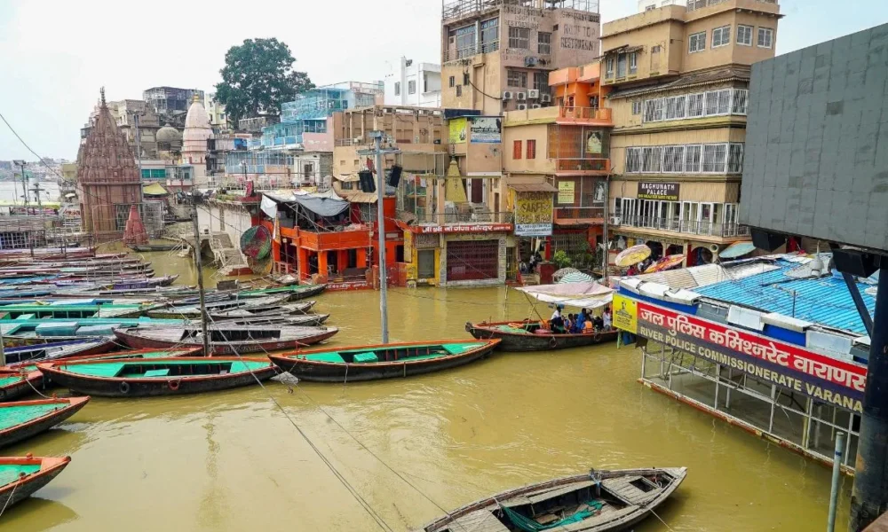 काशी में ऐसी उफनाई गंगा कि छतों पर करना पड़ रहा शवदाह! सामने आईं भयावह तस्‍वीरें l