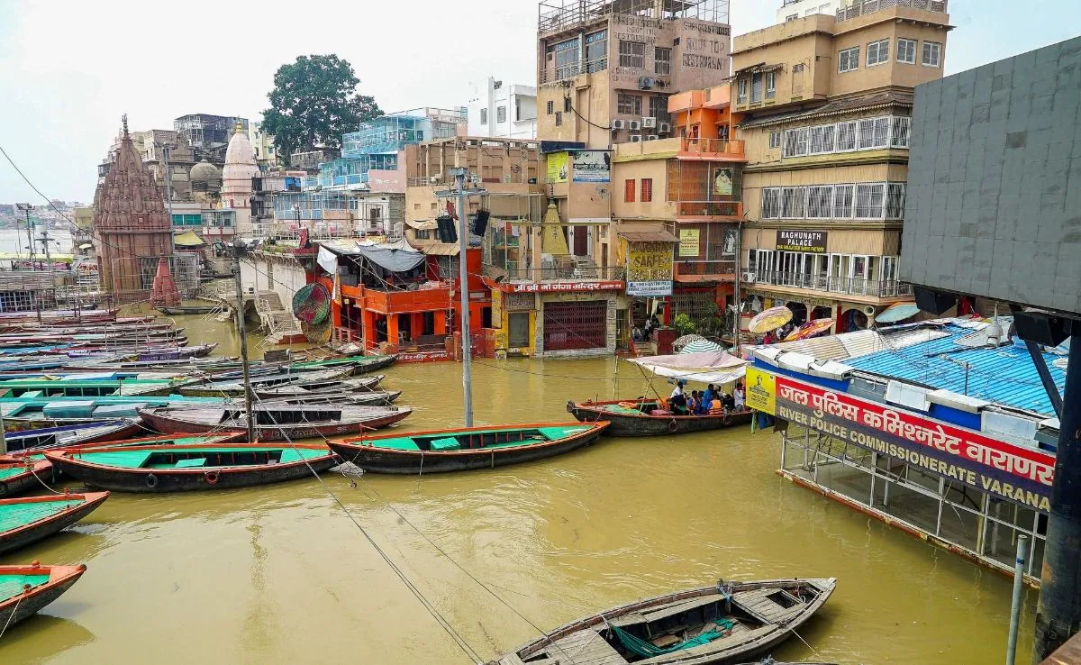 काशी में ऐसी उफनाई गंगा कि छतों पर करना पड़ रहा शवदाह! सामने आईं भयावह तस्वीरें l काशी में ऐसी उफनाई गंगा कि छतों पर करना पड़ रहा शवदाह! सामने आईं भयावह तस्वीरें l