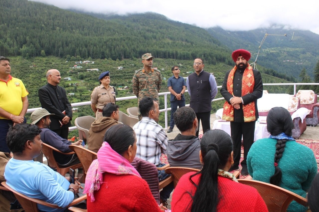 उत्तरकाशी में आपदा के बीच पहुँचे राज्यपाल, बोले– हर परिवार को मिलेगा पूरा सहयोग उत्तरकाशी में आपदा के बीच पहुँचे राज्यपाल, बोले– हर परिवार को मिलेगा पूरा सहयोग