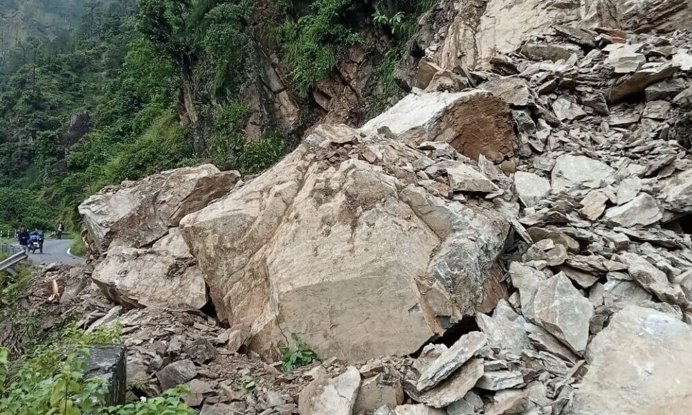 पिथौरागढ़ में पहाड़ी से गिरे विशाल पत्थर ने ली 12 वर्षीय बालक की जान, चार लोग घायल