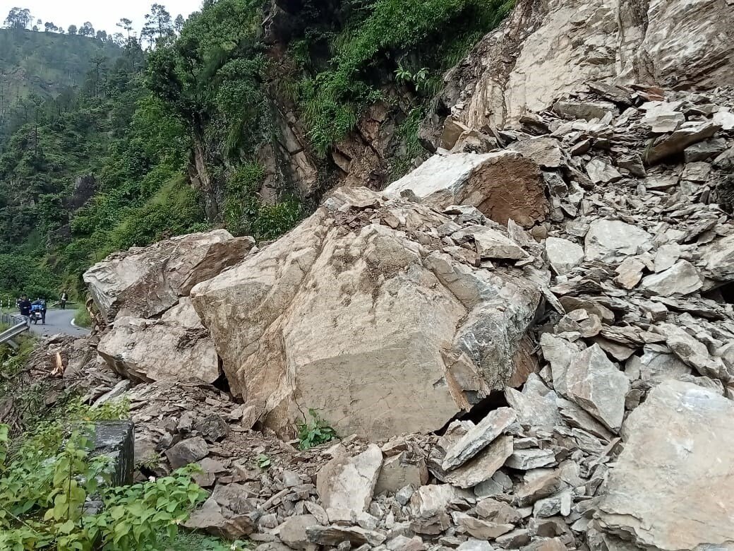 पिथौरागढ़ में पहाड़ी से गिरे विशाल पत्थर ने ली 12 वर्षीय बालक की जान, चार लोग घायल