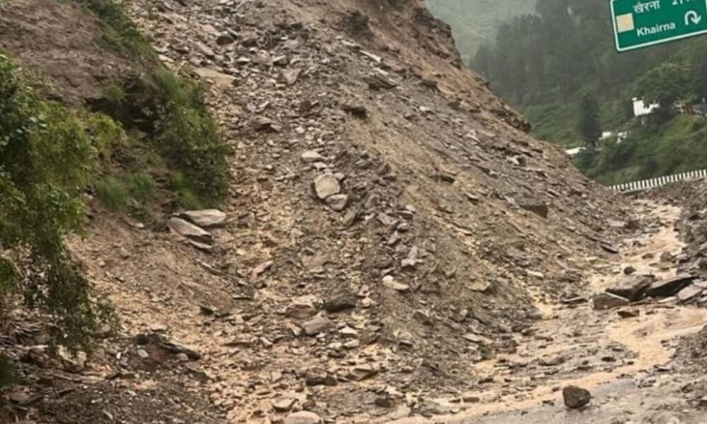अल्मोड़ा-बागेश्वर में सड़कों पर मलबा, कई मार्ग बंद