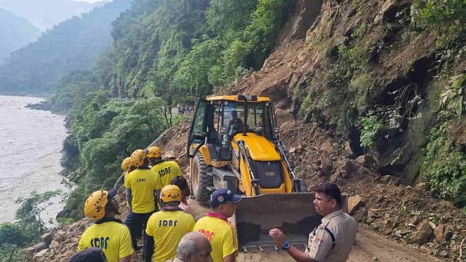 ऋषिकेश-नीलकंठ मार्ग पर भूस्खलन, ट्रक मलबे में दबा या नदी में गिरने की आंशका , दो लोग लापता और दो घायल ऋषिकेश-नीलकंठ मार्ग पर भूस्खलन, ट्रक मलबे में दबा या नदी में गिरने की आंशका , दो लोग लापता और दो घायल