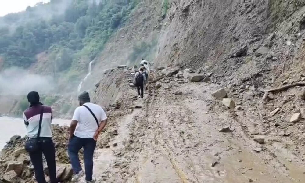भारी बारिश से केदारनाथ हाईवे बंद, कालीमठ में गौशाला ध्वस्त, मवेशी मलबे में दबे