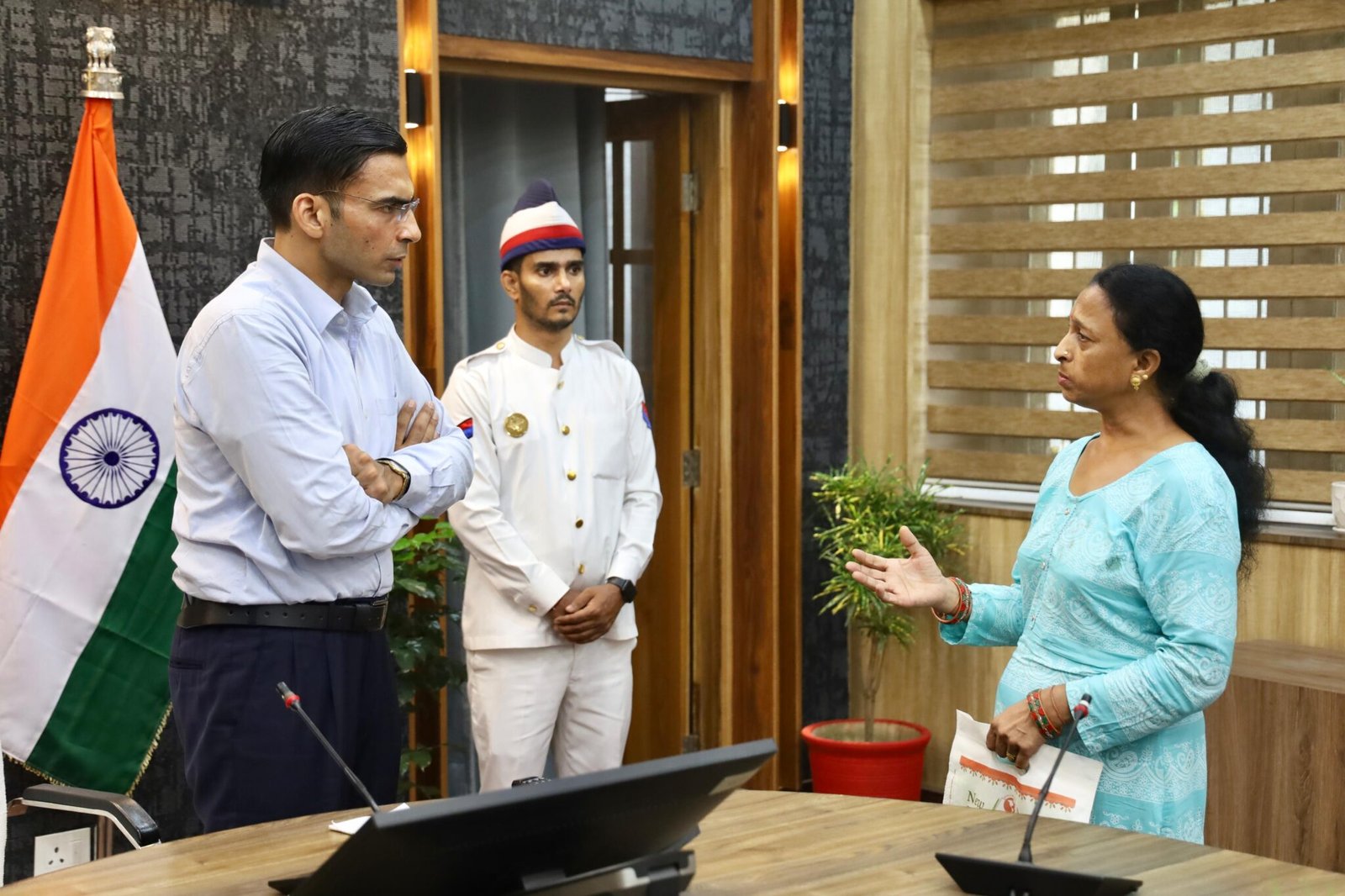 नशे में डूबे बेटों ने विधवा मां का जीना किया दुश्वार, DM सविन बंसल ने गुंडा एक्ट में तुरंत की सख्त कार्रवाई नशे में डूबे बेटों ने विधवा मां का जीना किया दुश्वार, DM सविन बंसल ने गुंडा एक्ट में तुरंत की सख्त कार्रवाई